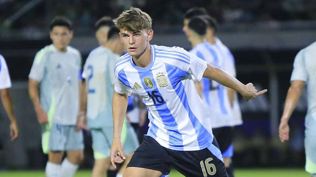 Nico Paz em ação pela Argentina